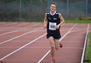 Jonny Cornish takes gold in the mens 10,000 at LCAS 2015 at Tooting.