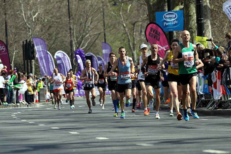 800px-Runners_of_the_2013_London_Marathon_(21)